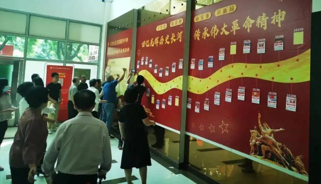 她原是天下第一,却玩弄无数少侠,就连爱徒也难逃她的魔掌